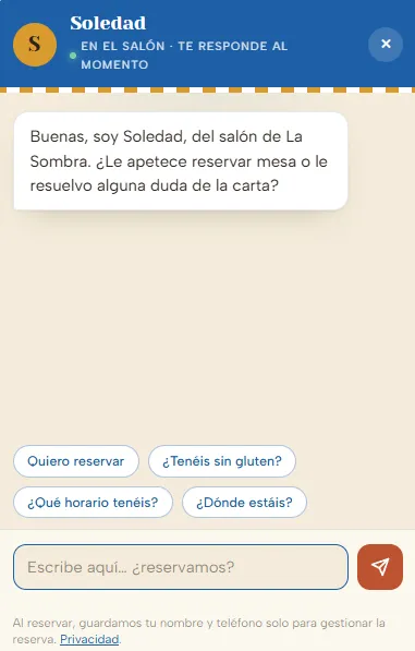 Asistente de reservas por chat del restaurante contestando a un cliente